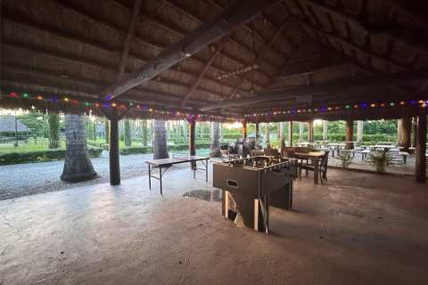 Commercial property in Miami, Florida № 1944336 - photo 12