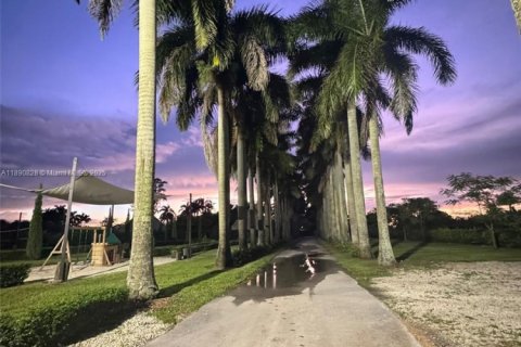 Commercial property in Miami, Florida № 1944336 - photo 9