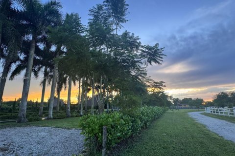 Commercial property in Miami, Florida № 1944336 - photo 1