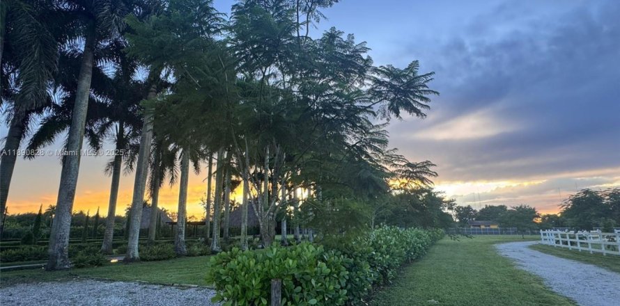 Commercial property in Miami, Florida № 1944336