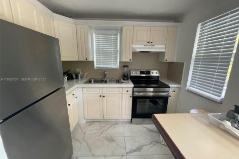 Commercial property in Miami, Florida 124.02 sq.m. № 1990593 - photo 16