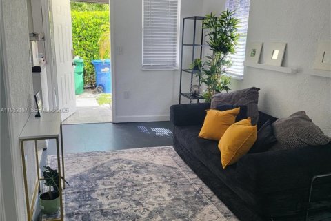 Commercial property in Miami, Florida 124.02 sq.m. № 1990593 - photo 11