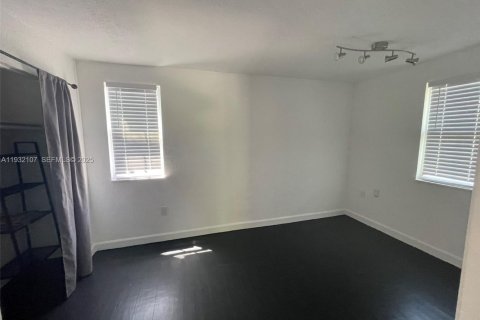 Commercial property in Miami, Florida 124.02 sq.m. № 1990593 - photo 14