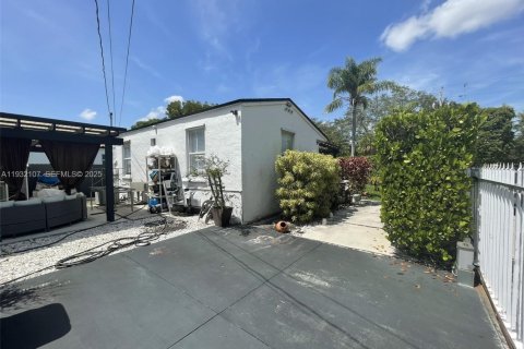 Commercial property in Miami, Florida 124.02 sq.m. № 1990593 - photo 5