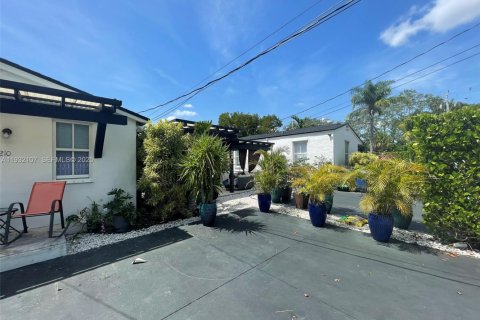 Commercial property in Miami, Florida 124.02 sq.m. № 1990593 - photo 4