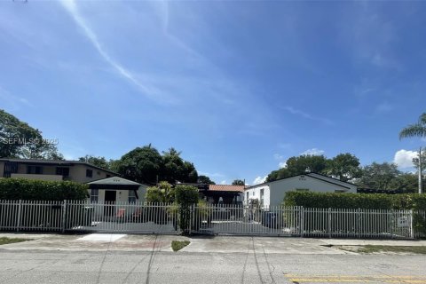 Commercial property in Miami, Florida 124.02 sq.m. № 1990593 - photo 1