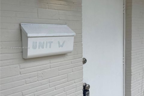 Снять в аренду виллу или дом в Форт-Лодердейл, Флорида 2 спальни, 150.5м2, № 1890436 - фото 1