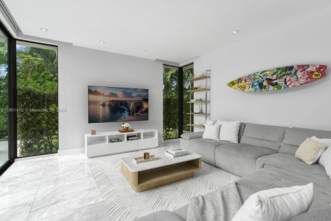 House in Miami Beach, Florida 4 bedrooms, 393.63 sq.m. № 1955011 - photo 11