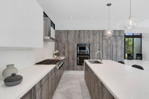 House in Miami Beach, Florida 4 bedrooms, 393.63 sq.m. № 1955011 - photo 9