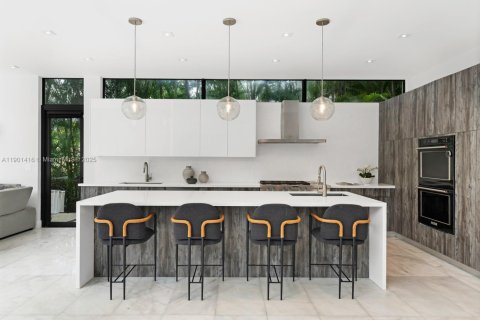 House in Miami Beach, Florida 4 bedrooms, 393.63 sq.m. № 1955011 - photo 8