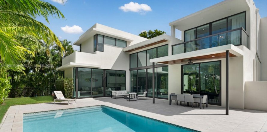 House in Miami Beach, Florida 4 bedrooms, 393.63 sq.m. № 1955011