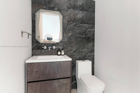 House in Miami Beach, Florida 4 bedrooms, 393.63 sq.m. № 1955011 - photo 22