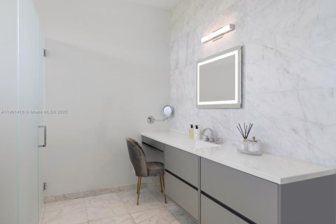 House in Miami Beach, Florida 4 bedrooms, 393.63 sq.m. № 1955011 - photo 18