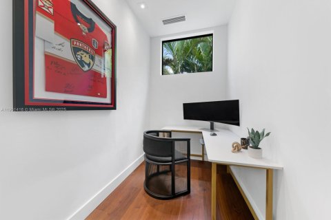 House in Miami Beach, Florida 4 bedrooms, 393.63 sq.m. № 1955011 - photo 21