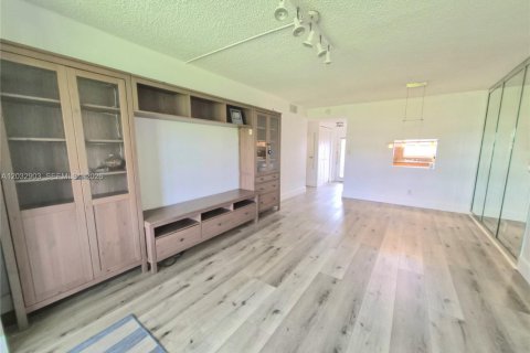 Condominio en venta en Sunrise, Florida, 1 dormitorio, 57.6 m2 № 2153730 - foto 10