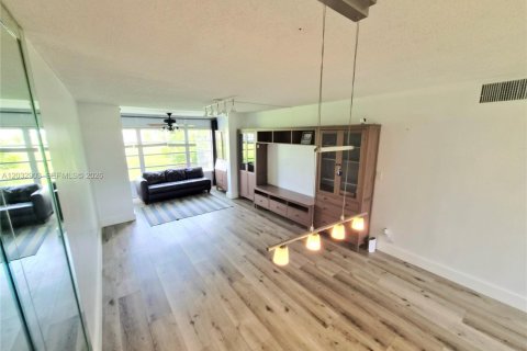 Condominio en venta en Sunrise, Florida, 1 dormitorio, 57.6 m2 № 2153730 - foto 13