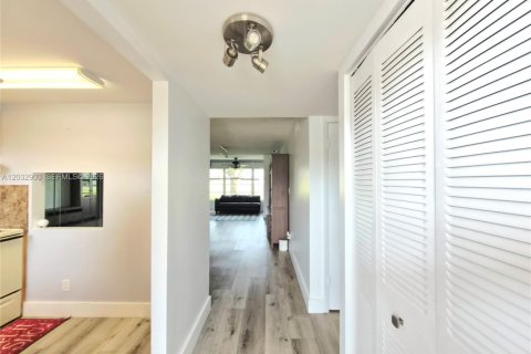 Condominio en venta en Sunrise, Florida, 1 dormitorio, 57.6 m2 № 2153730 - foto 2