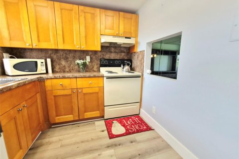 Condominio en venta en Sunrise, Florida, 1 dormitorio, 57.6 m2 № 2153730 - foto 14