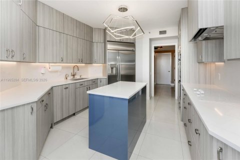 Condo in Aventura, Florida, 2 bedrooms № 2027128 - photo 25