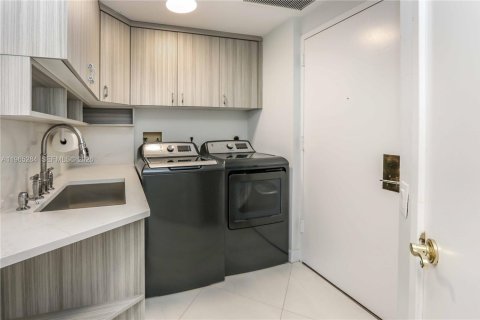 Condo in Aventura, Florida, 2 bedrooms № 2027128 - photo 20