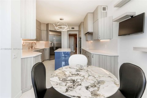 Condo in Aventura, Florida, 2 bedrooms № 2027128 - photo 24