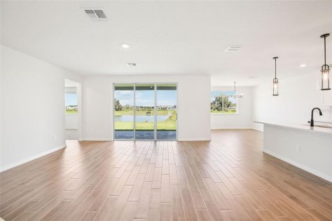 Casa en venta en Zephyrhills, Florida, 5 dormitorios, 283.44 m2 № 2119112 - foto 6