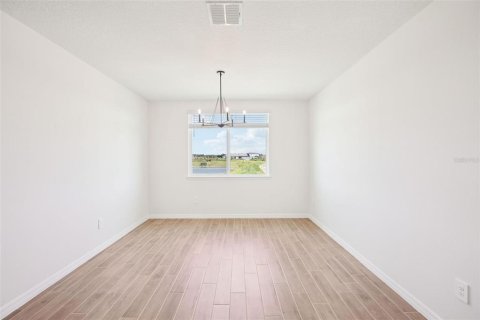 Casa en venta en Zephyrhills, Florida, 5 dormitorios, 283.44 m2 № 2119112 - foto 11