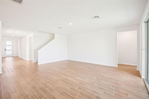 Casa en venta en Zephyrhills, Florida, 5 dormitorios, 283.44 m2 № 2119112 - foto 10