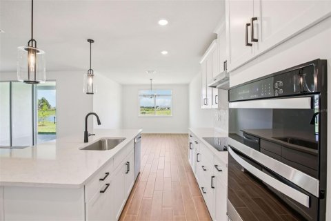 Casa en venta en Zephyrhills, Florida, 5 dormitorios, 283.44 m2 № 2119112 - foto 17