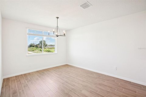 Casa en venta en Zephyrhills, Florida, 5 dormitorios, 283.44 m2 № 2119112 - foto 12