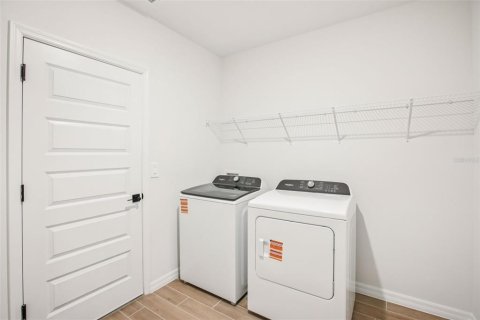 Casa en venta en Zephyrhills, Florida, 5 dormitorios, 283.44 m2 № 2119112 - foto 25