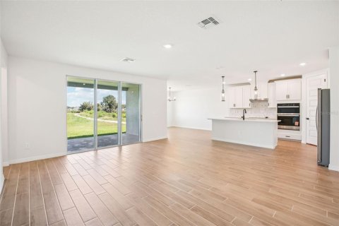Casa en venta en Zephyrhills, Florida, 5 dormitorios, 283.44 m2 № 2119112 - foto 7