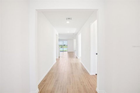 Casa en venta en Zephyrhills, Florida, 5 dormitorios, 283.44 m2 № 2119112 - foto 5