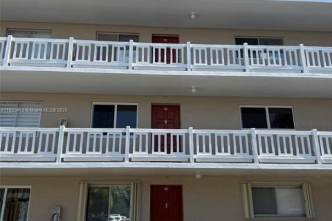 Купить кондоминиум в Лодерхилл, Флорида 2 спальни, 99.41м2, № 1962943 - фото 5