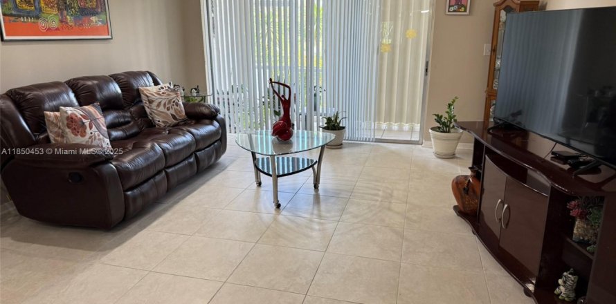 Кондоминиум с 2 спальнями в Лодерхилл, Флорида № 1962943