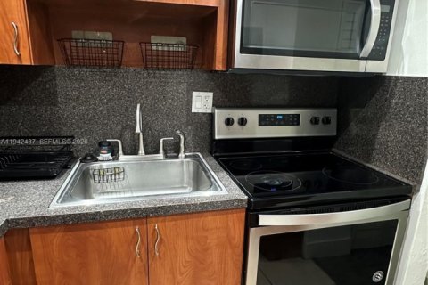 Copropriété à louer à Pinecrest, Floride: 1 chambre, 53.33 m2 № 1999272 - photo 5