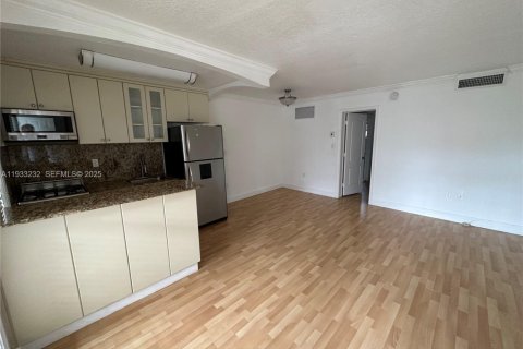 Condominio en alquiler en Miami, Florida, 1 dormitorio, 51.19 m2 № 1991384 - foto 1