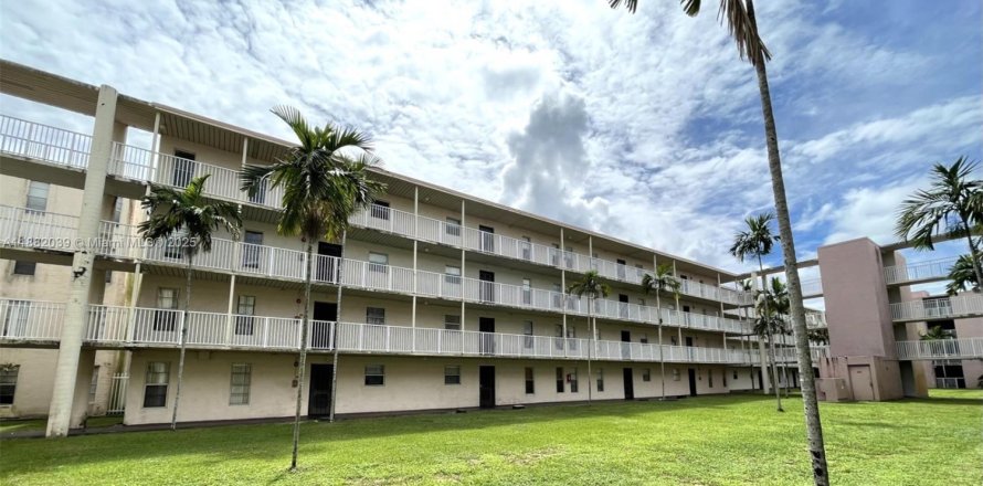 Condo à Lauderhill, Floride, 3 chambres  № 1977806