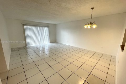 Copropriété à louer à Lauderhill, Floride: 3 chambres, 111.02 m2 № 1977806 - photo 3