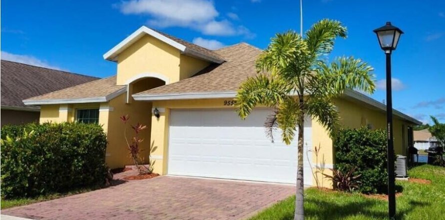 House in St. Lucie, Florida 3 bedrooms, 148.27 sq.m. № 2192002