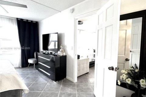 Copropriété à vendre à Hallandale Beach, Floride: 1 chambre, 78.97 m2 № 1992081 - photo 19