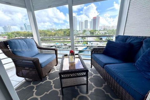 Copropriété à vendre à Hallandale Beach, Floride: 1 chambre, 78.97 m2 № 1992081 - photo 1