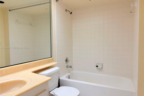 Снять в аренду кондоминиум в Пемброк-Пайнс, Флорида 2 спальни, 110.74м2, № 2001052 - фото 11