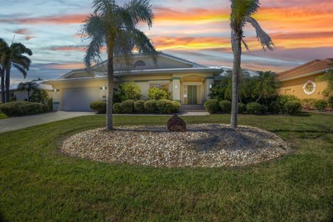 House in Punta Gorda, Florida 3 bedrooms, 181.72 sq.m. № 1858291 - photo 4