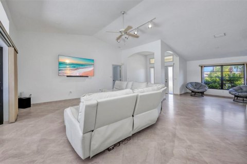 House in Punta Gorda, Florida 3 bedrooms, 181.72 sq.m. № 1858291 - photo 17