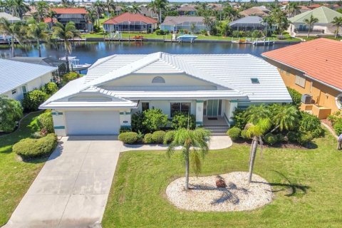 House in Punta Gorda, Florida 3 bedrooms, 181.72 sq.m. № 1858291 - photo 1