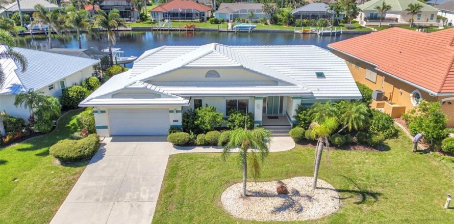 House in Punta Gorda, Florida 3 bedrooms, 181.72 sq.m. № 1858291