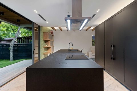 Villa ou maison à louer à Miami, Floride: 5 chambres, 353.21 m2 № 1823447 - photo 12