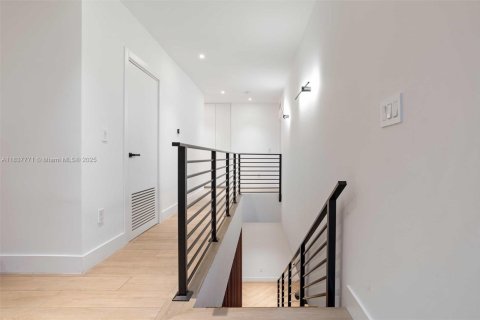Villa ou maison à louer à Miami, Floride: 5 chambres, 353.21 m2 № 1823447 - photo 16