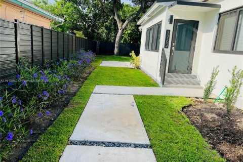 Снять в аренду виллу или дом в Майами, Флорида 2 спальни, 88.26м2, № 1971169 - фото 1